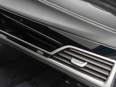 Used 2022 BMW ALPINA B7 xDrive w/ Luxury Rear Seating Package image 31