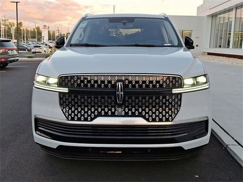 New 2025 Lincoln Navigator Reserve image 3