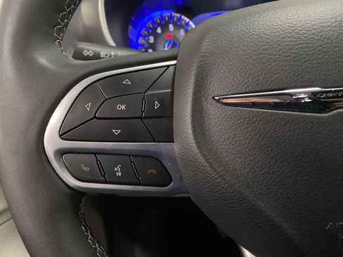 Used 2024 Chrysler Pacifica Touring-L FWD image 20
