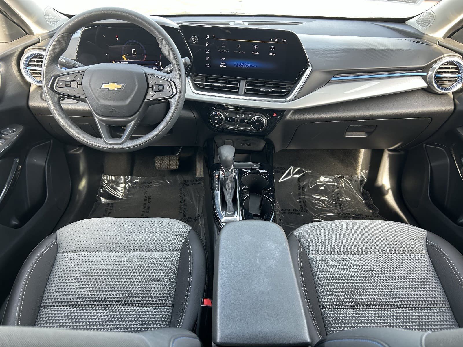 Used 2025 Chevrolet Trax LT FWD image 18