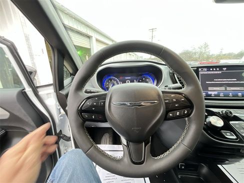 Used 2024 Chrysler Pacifica Touring-L w/ S Appearance Package image 14