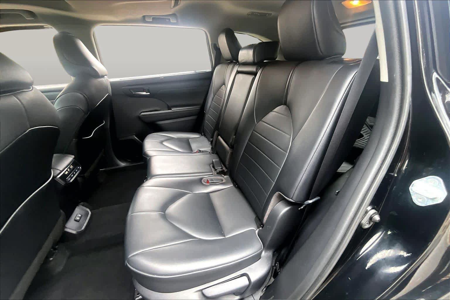 Used 2021 Toyota Highlander XLE AWD/4WD image 20