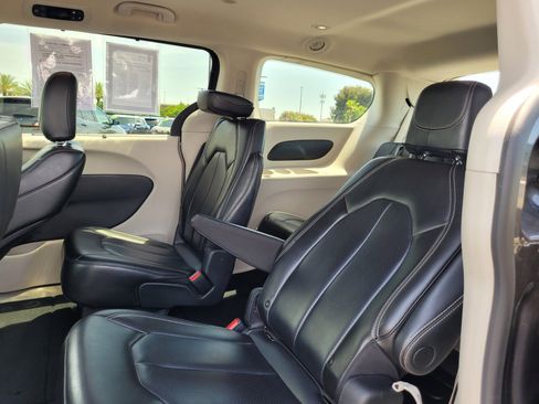 Used 2023 Chrysler Pacifica Touring-L FWD image 14