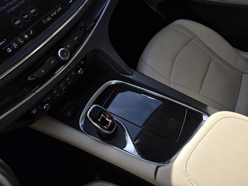 Used 2021 Buick Enclave Essence image 20