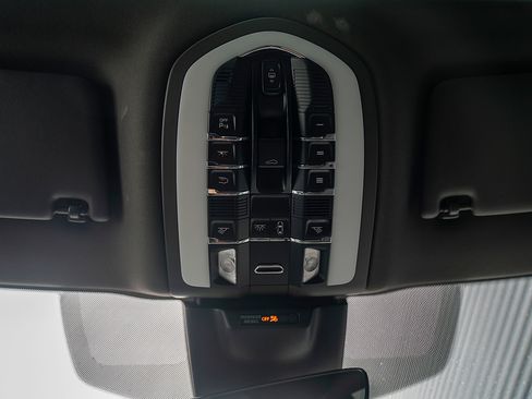 Certified 2022 Porsche Macan image 10