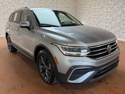 Used 2022 Volkswagen Tiguan SE w/ Panoramic Sunroof Package AWD/4WD image 7
