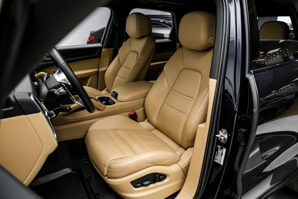 Used 2023 Porsche Cayenne w/ Premium Package AWD/4WD image 32