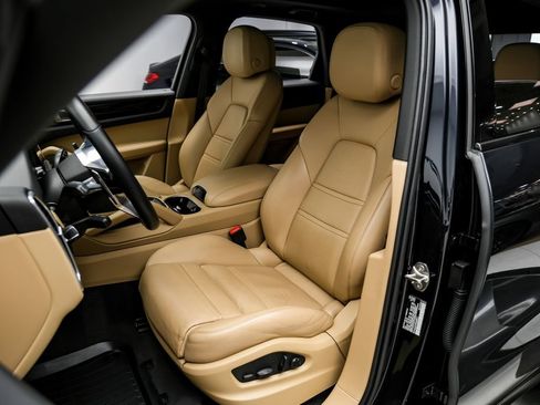 Used 2023 Porsche Cayenne w/ Premium Package AWD/4WD image 32