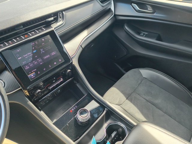 Used 2025 Jeep Grand Cherokee L Altitude AWD/4WD image 27