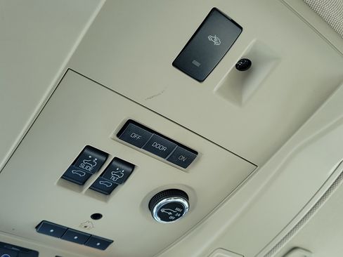 Used 2018 Cadillac Escalade Luxury image 24