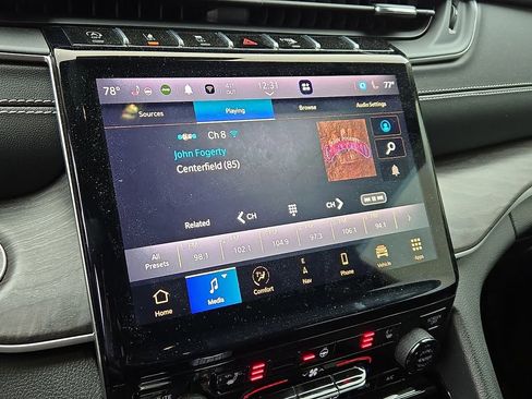 Used 2023 Jeep Grand Cherokee Limited w/ Black Appearance Package image 17