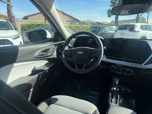Used 2025 Chevrolet Trax LT image 31
