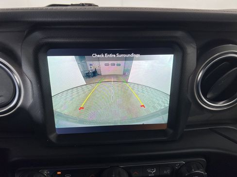 Used 2020 Jeep Wrangler Unlimited Sahara image 9