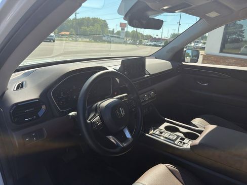 Used 2025 Honda Pilot Elite image 4