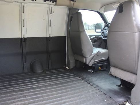 Used 2009 Chevrolet Express 2500 image 19
