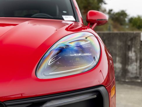 Certified 2026 Porsche Macan AWD/4WD image 18