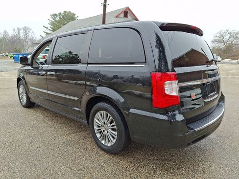 Used 2016 Chrysler Town & Country Touring-L image 4
