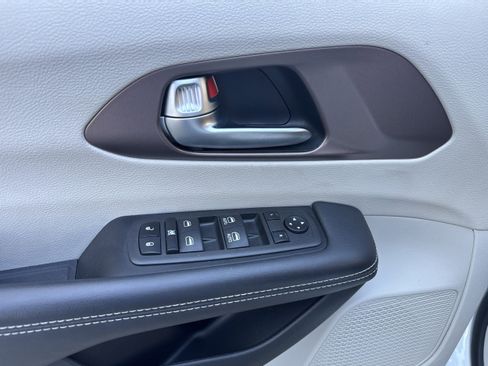 Used 2024 Chrysler Voyager LX image 8