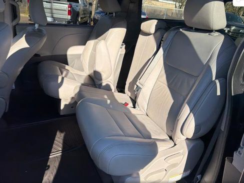 Used 2017 Toyota Sienna XLE Premium image 10