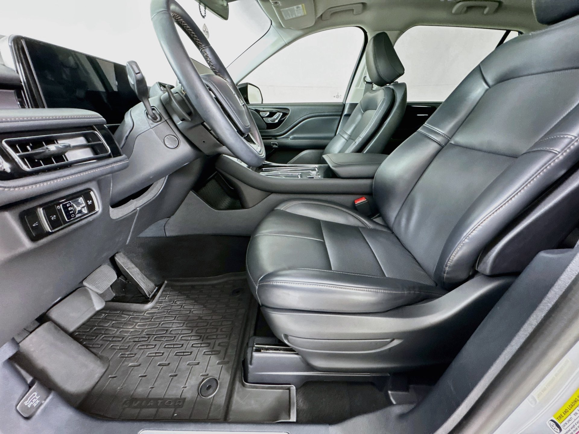 Used 2025 Lincoln Aviator AWD w/ Jet Appearance Package image 22