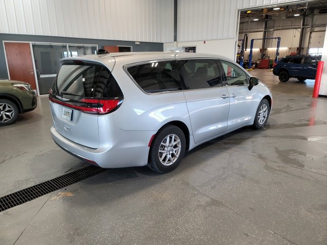 Used 2024 Chrysler Pacifica Touring-L FWD image 7