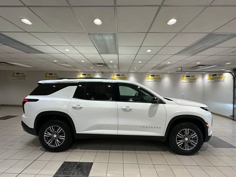 Used 2025 Chevrolet Traverse LT image 3