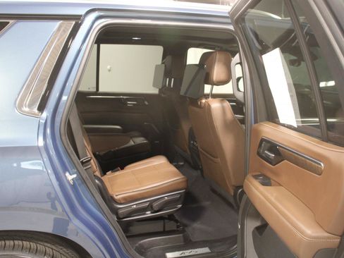 Used 2025 Chevrolet Tahoe High Country AWD/4WD image 9
