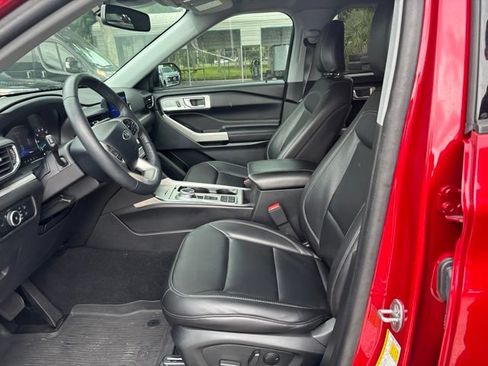 Used 2024 Ford Explorer XLT w/ Equipment Group 202A RWD image 9