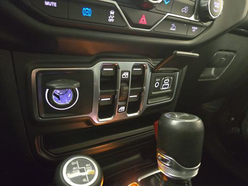 Used 2022 Jeep Wrangler Unlimited Sahara image 27