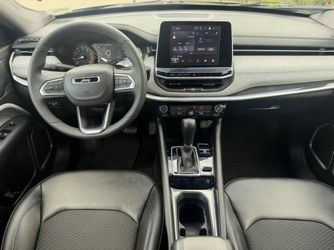 Used 2025 Jeep Compass Latitude AWD/4WD image 9