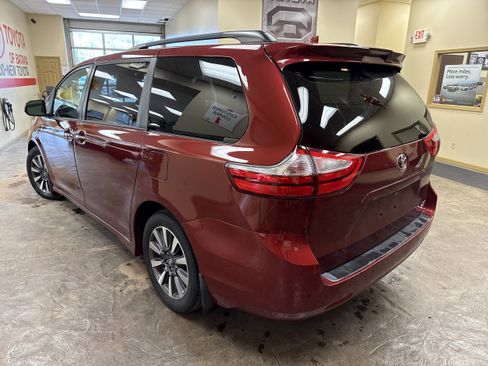 Used 2018 Toyota Sienna XLE w/ XLE Navigation Package image 8