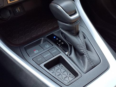 Used 2025 Toyota RAV4 Limited FWD image 18