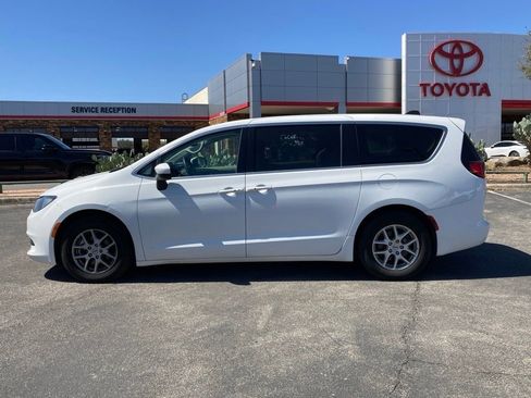Used 2023 Chrysler Voyager LX image 8