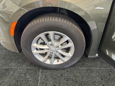Used 2027 Chrysler Pacifica Select AWD/4WD image 28