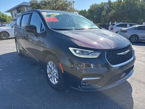 Used 2025 Chrysler Pacifica Select image 8