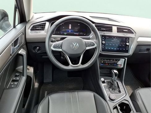Used 2024 Volkswagen Tiguan SE w/ Panoramic Sunroof Package AWD/4WD image 19