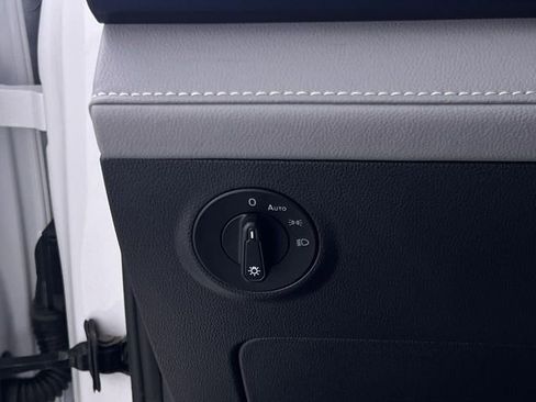 Used 2024 Volkswagen Taos SE image 25