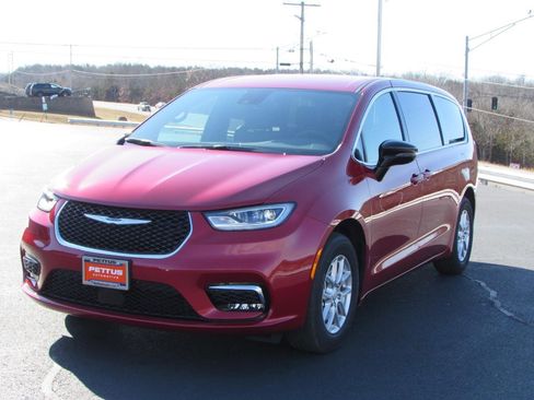 New 2026 Chrysler Pacifica Select image 3