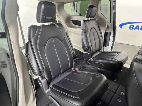 Used 2024 Chrysler Pacifica Touring-L AWD/4WD image 26