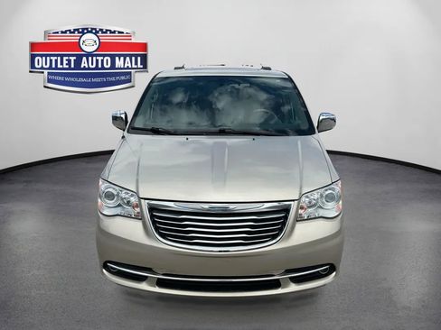 Used 2014 Chrysler Town & Country Limited w/ Luxury Group FWD image 8