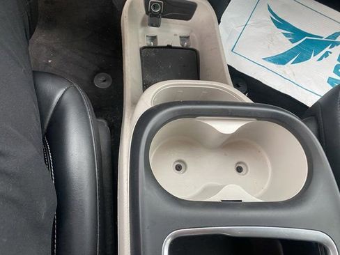 Used 2023 Chrysler Pacifica Touring-L image 11