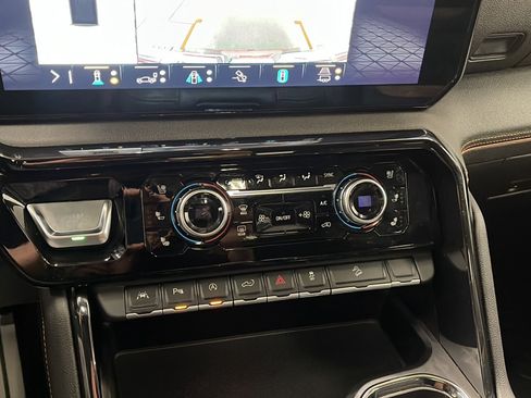 Used 2023 GMC Sierra 1500 AT4 w/ Technology Package AWD/4WD image 11