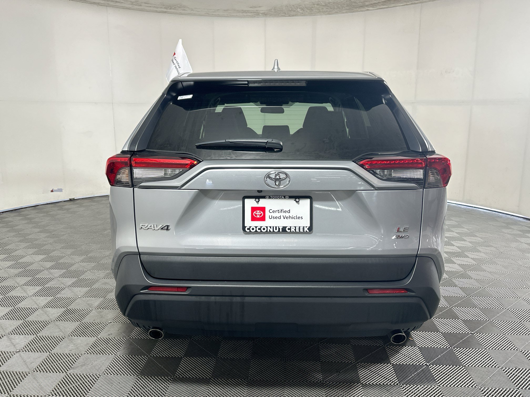 Used 2025 Toyota RAV4 LE AWD/4WD image 4