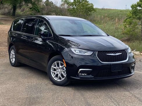New 2026 Chrysler Pacifica Select FWD image 32