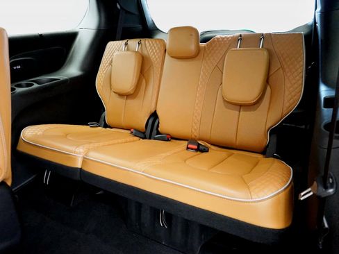 Used 2022 Chrysler Pacifica Pinnacle FWD image 11