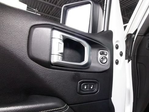Used 2020 Jeep Gladiator Overland AWD/4WD image 11