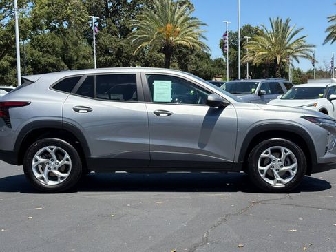 Used 2024 Chevrolet Trax LS w/ LS Convenience Package FWD image 2