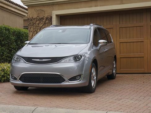 Used 2017 Chrysler Pacifica Touring-L Plus image 1