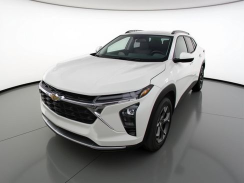 Used 2025 Chevrolet Trax LT image 3