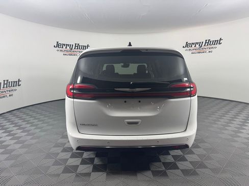 Used 2023 Chrysler Pacifica Touring-L image 6